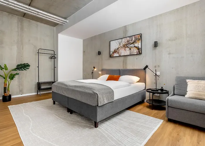 Global Living I Thegraf - East Side Gallery Berlin